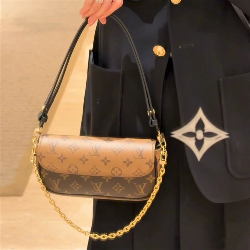 Elegant LV genuine leather crossbody bag With chain Roxy New
